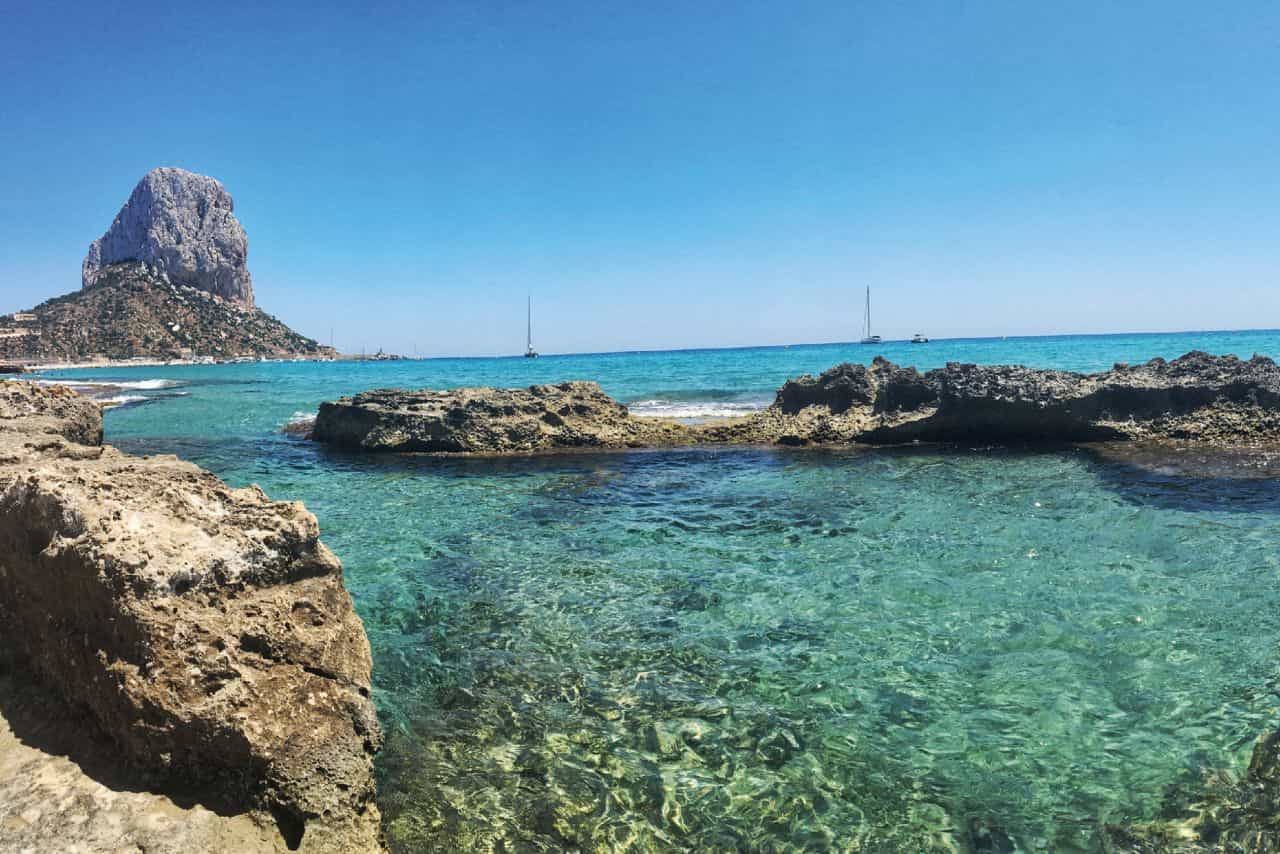 Image of the beach of Calpe, on the Costa Blanca. One of the best cities to live in Spain for foreigners.