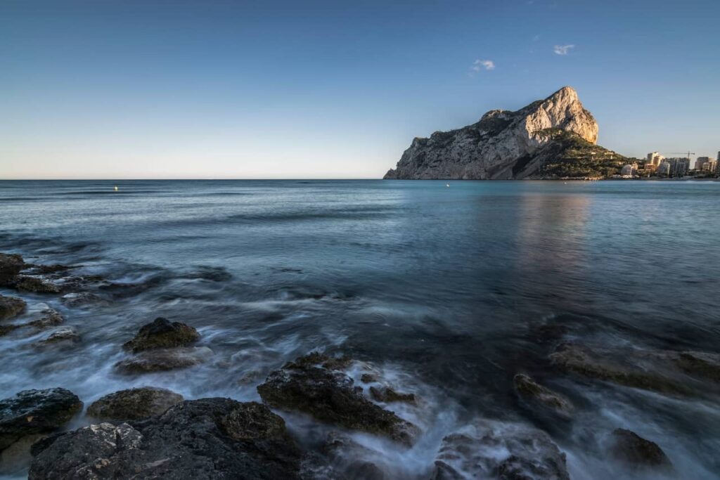 Close-up van het Fossa-strand in Calpe.