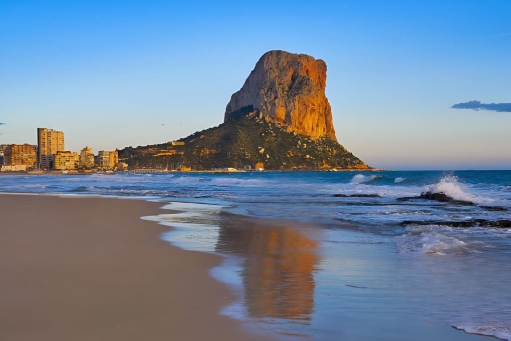 Zonsondergangbeeld van het strand Arenal Bol in Calpe, een van de beste stranden aan de Costa Blanca.