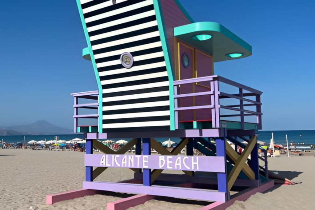 Reddingspost op het strand van San Juan de Alicante.