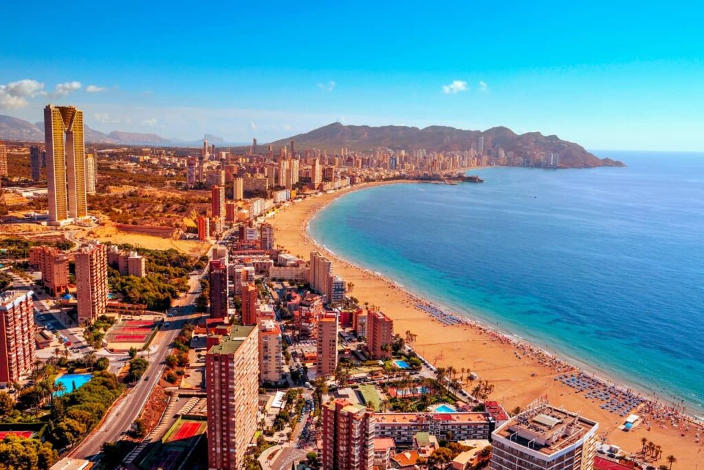 Luchtfoto van het Poniente strand, Benidorm, een van de beste stranden aan de Costa Blanca.