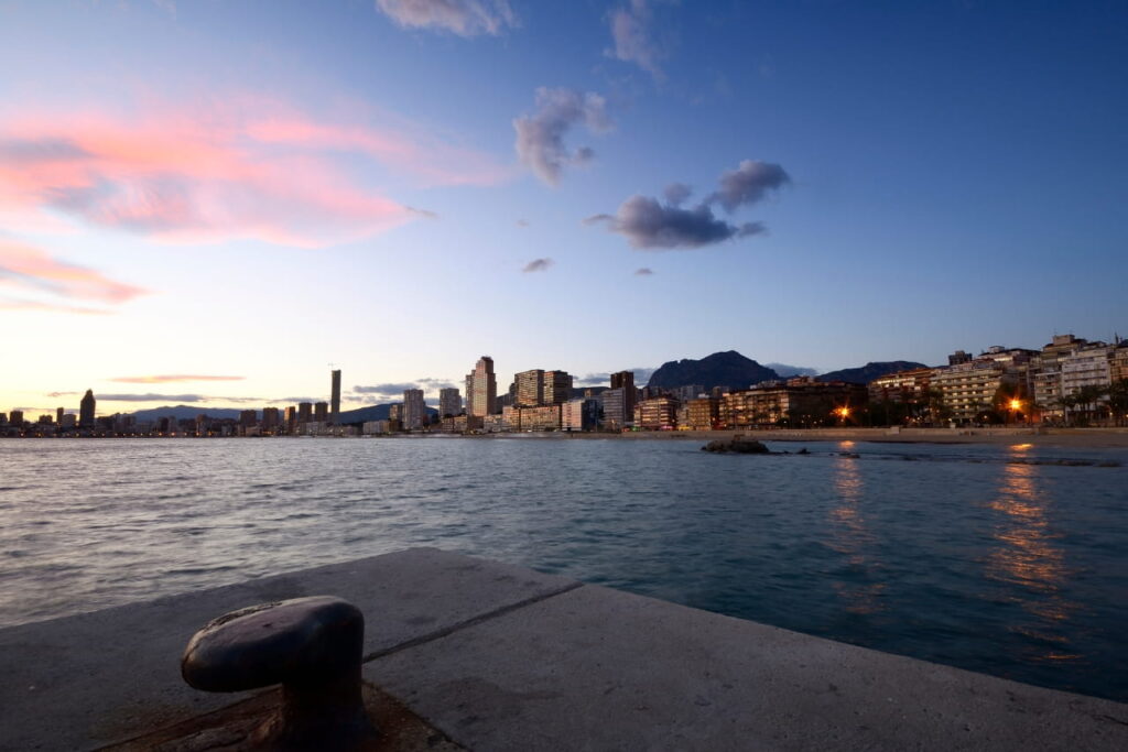 Zonsondergang vanuit de haven van Benidorm, Alicante.