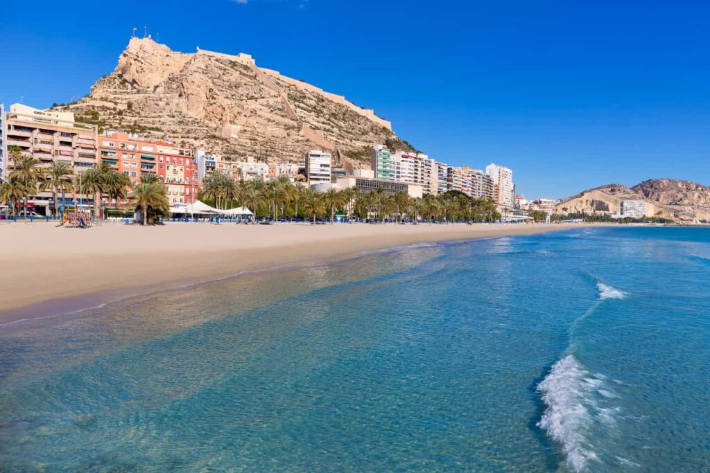 Het strand van Postiguet in Alicante, een van de beste stranden aan de Costa Blanca.