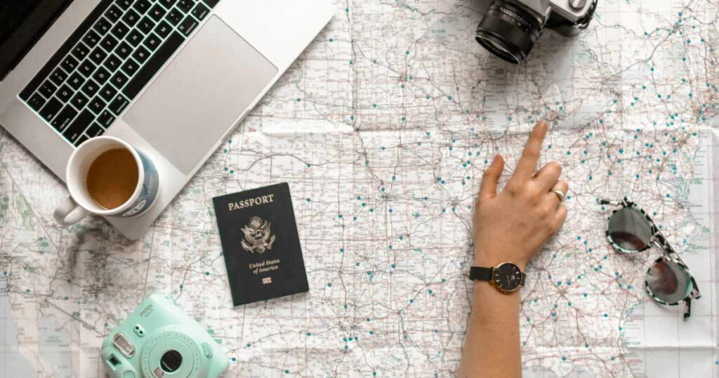 Persoon die naar een kaart kijkt, met een paspoort, en kijkt naar de vereisten voor het kopen van een huis in Spanje als buitenlander.