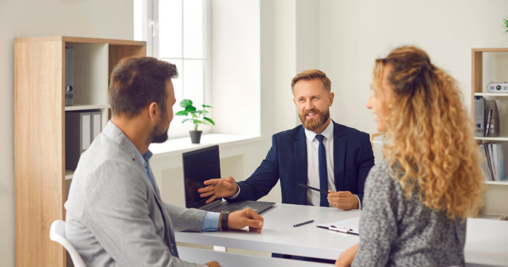 Echtpaar dat de reservering van hun huis uitoefent, één van de vereisten om als buitenlander een huis in Spanje te kunnen kopen.