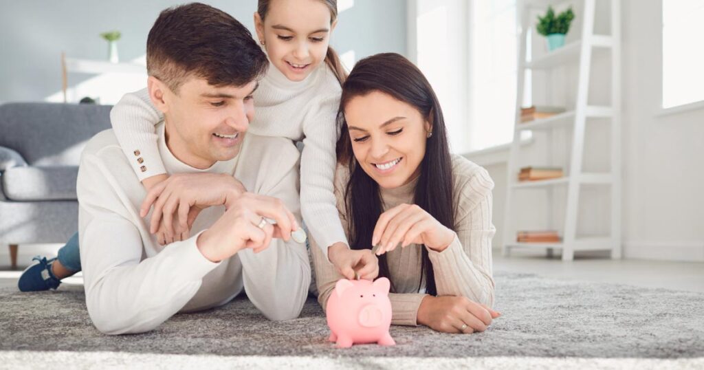 Jongeren die sparen om een bankrekening in Spanje te openen, een van de vereisten om als buitenlander een huis in Spanje te kunnen kopen om betalingen te evangeliseren.